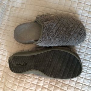 Vionic adjustable slippers sz 10